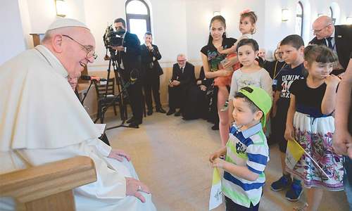 Pope apologises to Roma for Catholic Church&rsquo;s &lsquo;discrimination&rsquo;