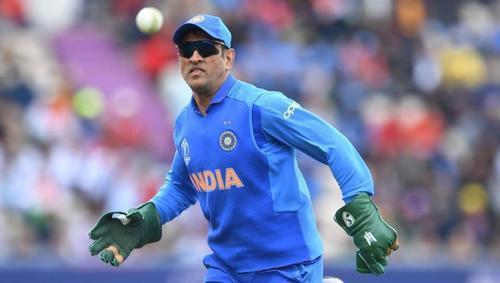 Dhoni removes logo from gloves