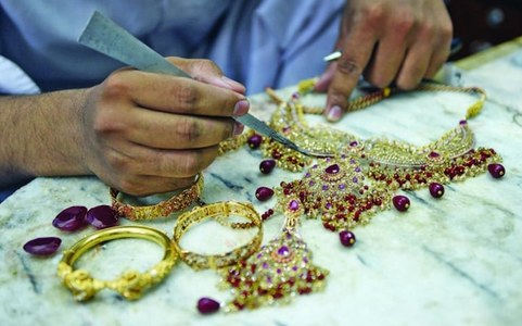 Gold hits new peak of Rs77,300
