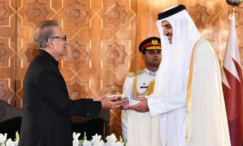 President Alvi confers Pakistan's highest civil award on Emir of Qatar