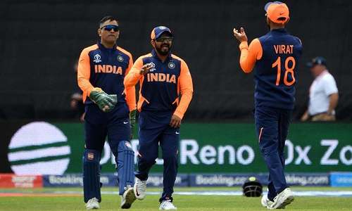 Assistant coach defends Dhoni after limp end to chase against England