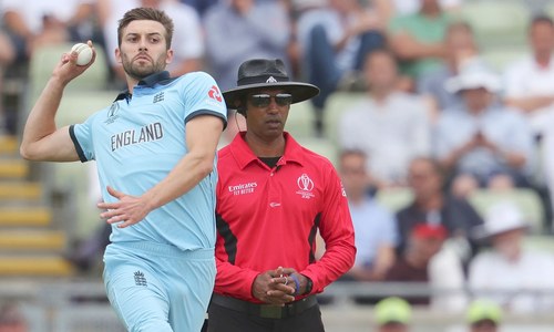 سیمی فائنل میں متنازع فیصلے کے باوجود دھرماسینا فائنل کیلئے امپائر برقرار سیمی فائنل میں متنازع فیصلے کے باوجود دھرماسینا فائنل کیلئے امپائر برقرار