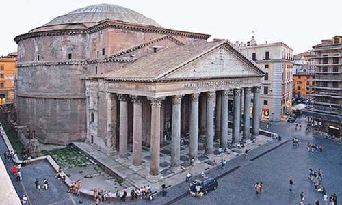 Hundreds of migrants occupy Paris landmark