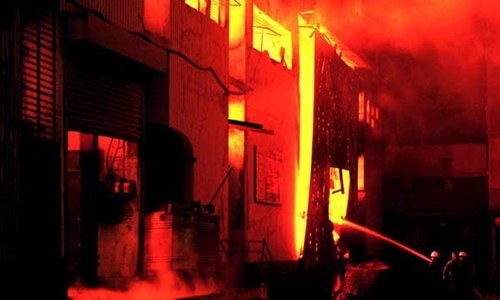 Firemen struggle to control massive fire in Karachi textile factory