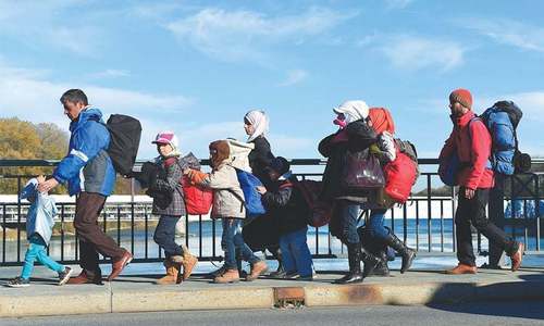 50 migrants force entry into Spain’s Melilla enclave 50 migrants force entry into Spain’s Melilla enclave