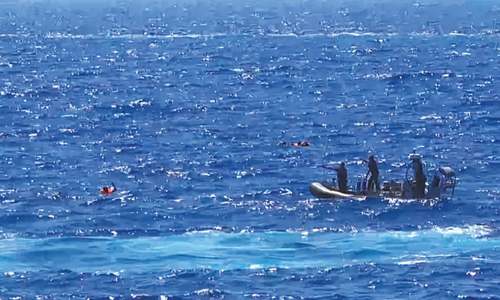 Desperate migrants jump off rescue ship to reach Italy&rsquo;s shores