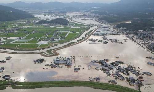 870,000 told to leave homes as heavy rains pound Japan