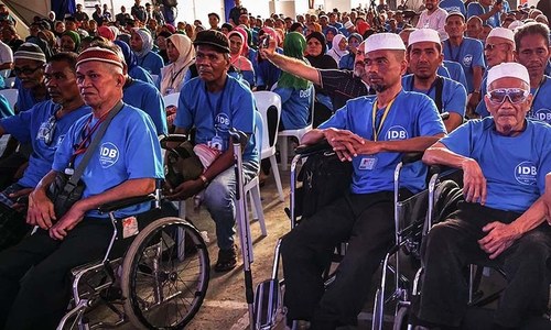 Militants begin handing over guns under Philippines peace deal