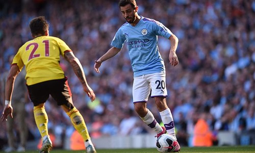 Eight-goal Man City demolish Watford, Spurs rocked at Leicester