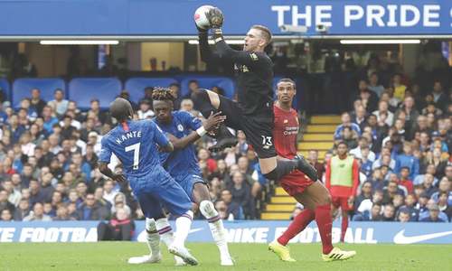 Liverpool hold on to beat Chelsea, maintain searing pace