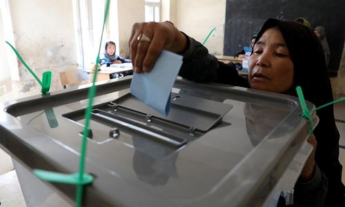 Unofficial estimates show big drop in voter numbers in Afghan election