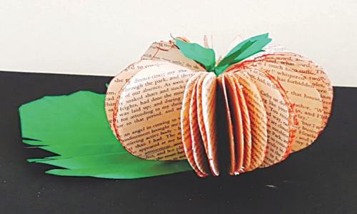 Wonder Craft: 3D apple from old book