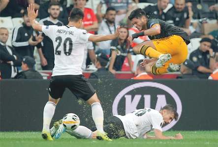 Arsenal cruise, United toil in Europa League