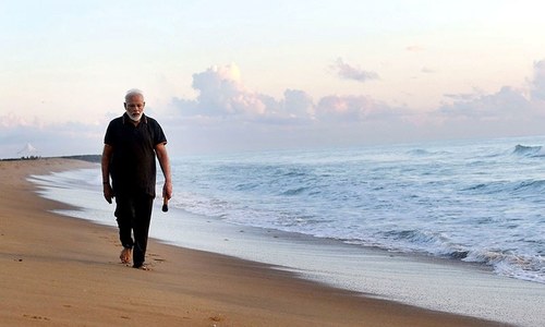 Modi picks up trash from seaside town while hosting Chinese President Xi Jinping Modi picks up trash from seaside town while hosting Chinese President Xi Jinping