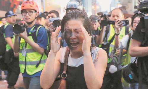 HK police make arrests as flashmob protests & clashes erupt