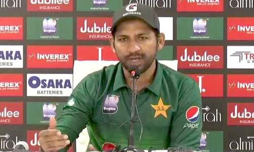 Former players slam PCB for sacking Sarfraz as captain