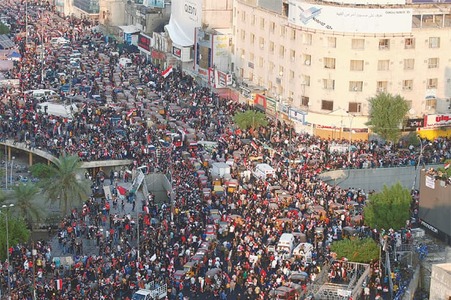 Iraqi PM&rsquo;s fate in limbo as crowds of protesters swell