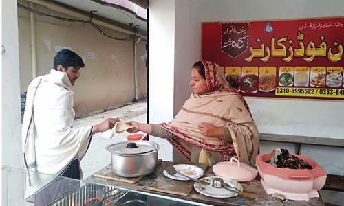 پُرتعیش زندگی کے مالک فلم ساز کی بیٹی ڈھابہ کیوں چلا رہی ہے؟