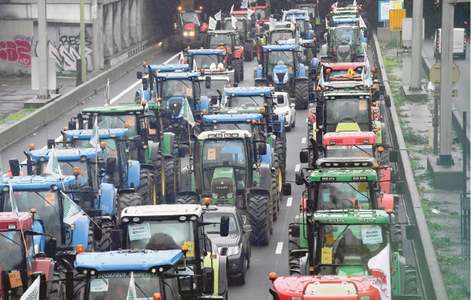 French farmers clog highways to protest against &lsquo;agri-bashing&rsquo;