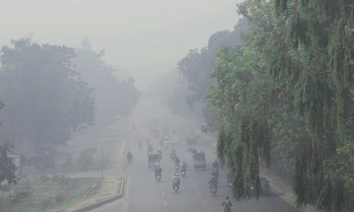 Smog hits Lahore amid rain forecast