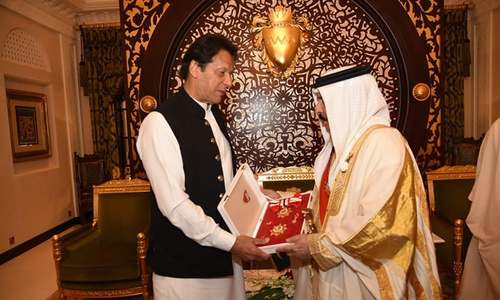Bahrain's King Hamad confers kingdom's highest civil award on PM Imran