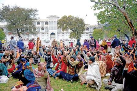 Sanitation workers’ protest continues Sanitation workers’ protest continues