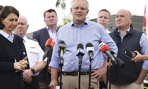 Firefighters reach out to badly burnt towns in Australia