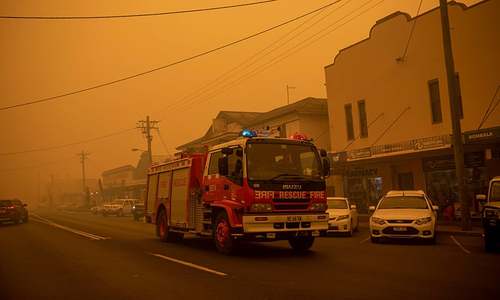 Thousands trapped on Australia beaches encircled by fire
