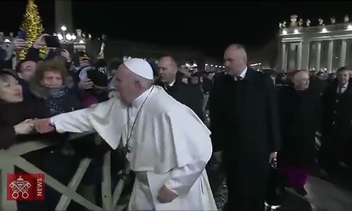 Pope sorry for slapping woman