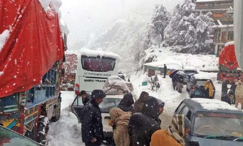 Closure of road forces passengers to spend night in vehicles Closure of road forces passengers to spend night in vehicles