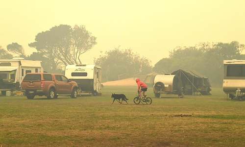 Australia's bushfire evacuees prepare for another night on the beaches