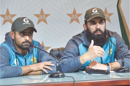 Discarded veterans Hafeez, Malik recalled for T20 series against Bangladesh