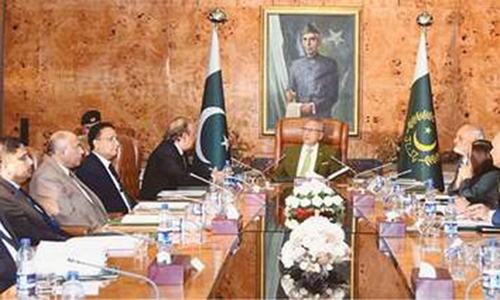 Alvi calls for speedy action on complaints against graft