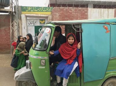 Rickshaw driver gives free ride to schoolgirls Rickshaw driver gives free ride to schoolgirls