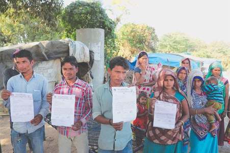 India hastily builds wall along slum ahead of Trump’s visit India hastily builds wall along slum ahead of Trump’s visit