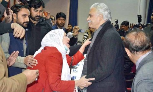 Families of Pakistanis stranded in China reject govt briefing, demand students&rsquo; return