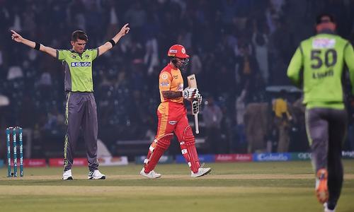 Islamabad United beat Lahore Qalandars by 1 wicket in nail-biting contest