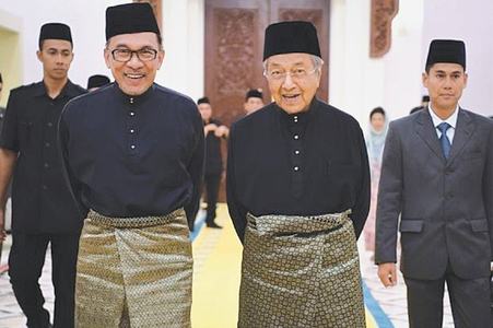 Mahathir, Anwar vie for power again