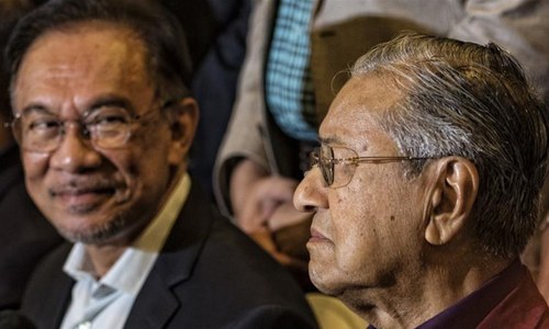 Speaker rejects Mahathir's call as Malaysia's turmoil grows