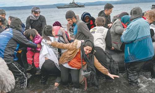 Greece blocks migrants on border with Turkey