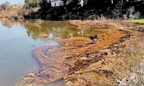 Waste crude oil contaminates water reservoir in Nirali village Waste crude oil contaminates water reservoir in Nirali village