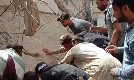 Karachi collapsed buildings&rsquo; debris removed