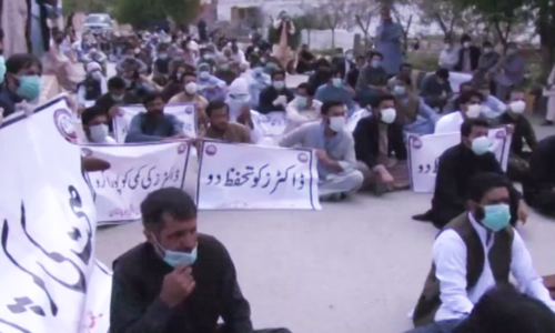 Police baton-charge, arrest young doctors in Quetta during protest against lack of PPEs