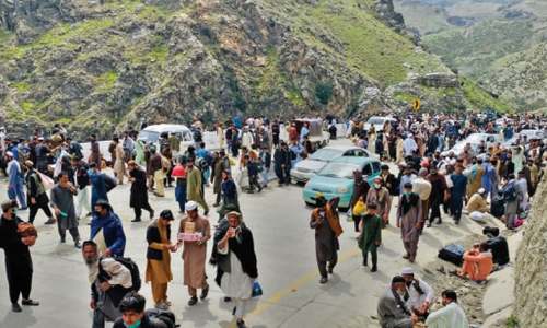 Thousands of Afghans cross Torkham after relaxation in travel rules