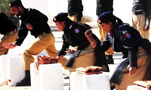 Woman SHO, policemen hurt in effort to stop Juma congregation Woman SHO, policemen hurt in effort to stop Juma congregation