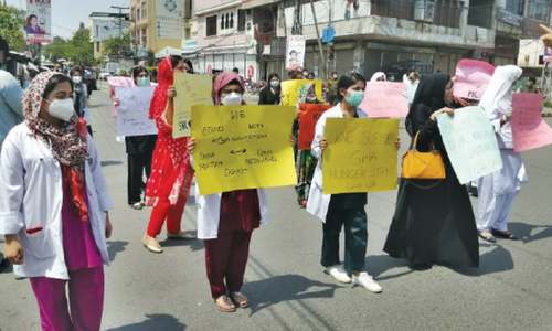 Medics, health workers protest &lsquo;non-provision&rsquo; of PPE in Lahore