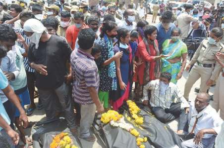 Indian protesters carry dead bodies into gas leak plant