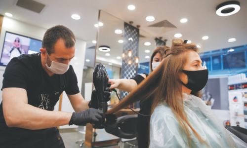 Malls, barber shops and beauty salons reopen across Turkey