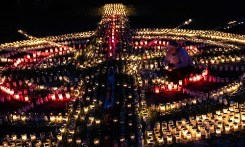 Nightly blaze of candles lit in homage to German virus victims Nightly blaze of candles lit in homage to German virus victims