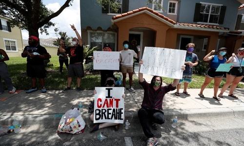 Thousands ignore Minneapolis curfew as US protests spread